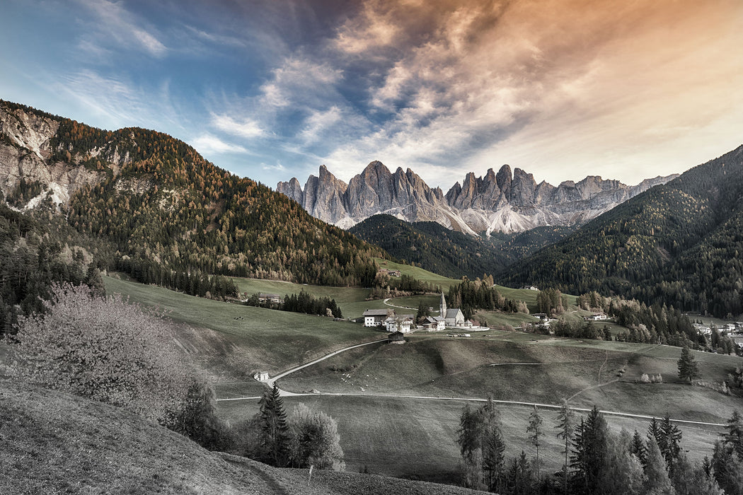 Herbstliche Landschaft in den Dolomiten B&W Detail, Glasbild