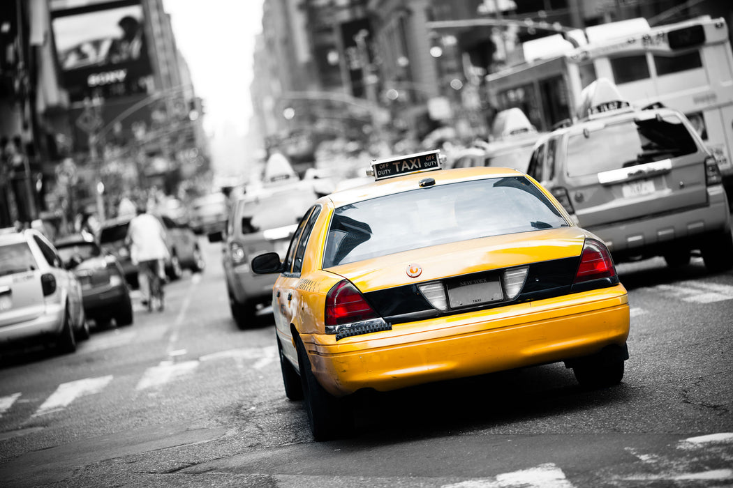 Gelbe Taxis am Times Square in New York B&W Detail, Glasbild