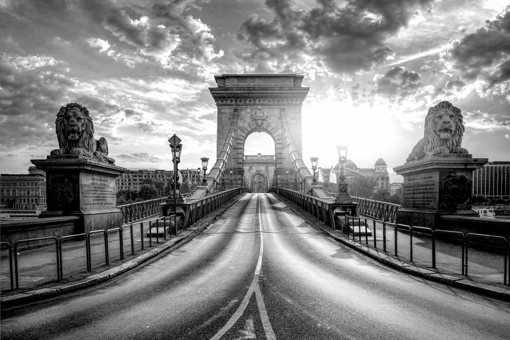 Brücke in Budapest bei Sonnenuntergang, Monochrome, Glasbild