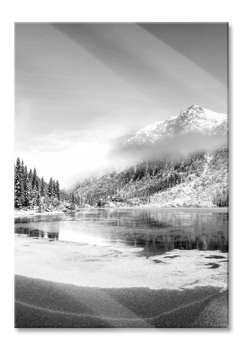 Winterlandschaft mit gefrorenem Bergsee, Monochrome, Glasbild