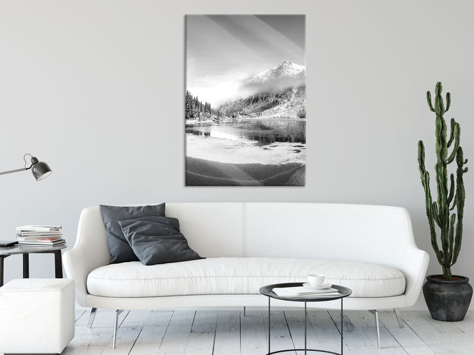 Winterlandschaft mit gefrorenem Bergsee, Monochrome, Glasbild