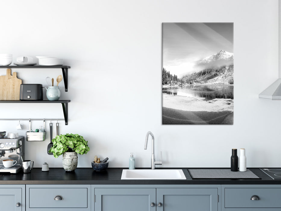 Winterlandschaft mit gefrorenem Bergsee, Monochrome, Glasbild