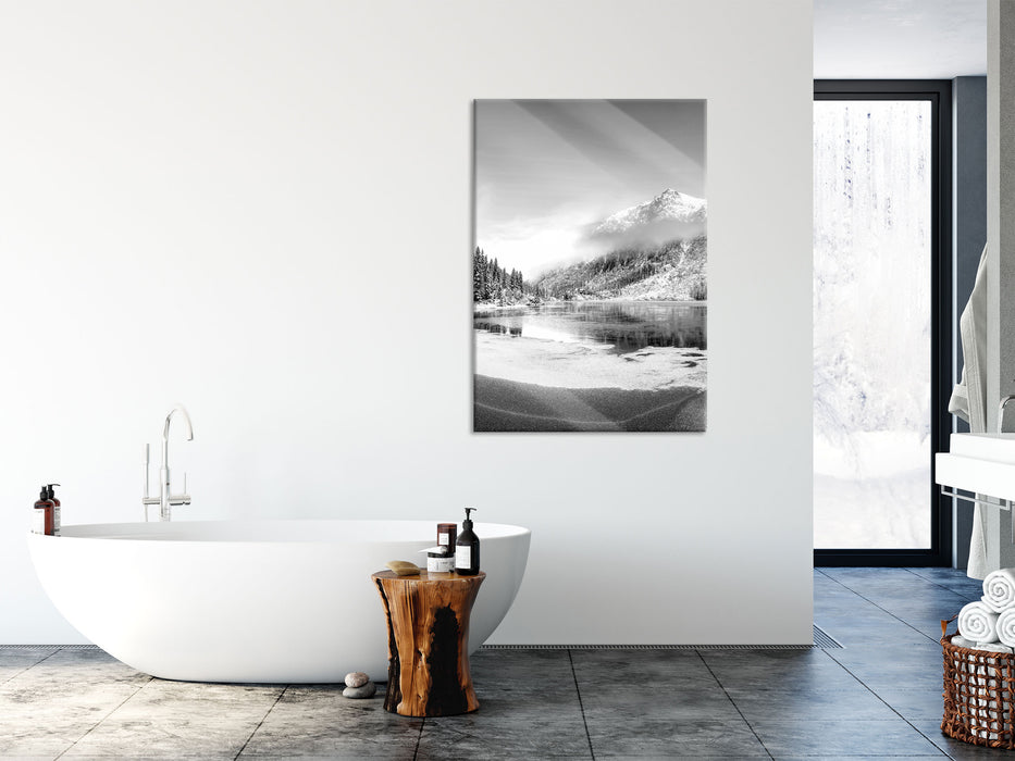 Winterlandschaft mit gefrorenem Bergsee, Monochrome, Glasbild