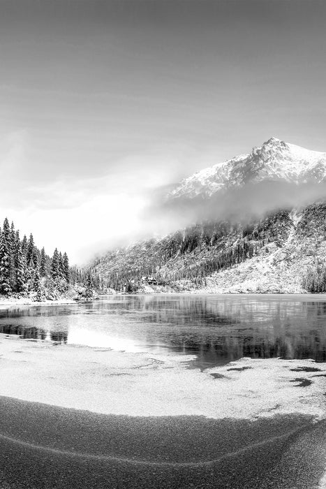 Winterlandschaft mit gefrorenem Bergsee, Monochrome, Glasbild