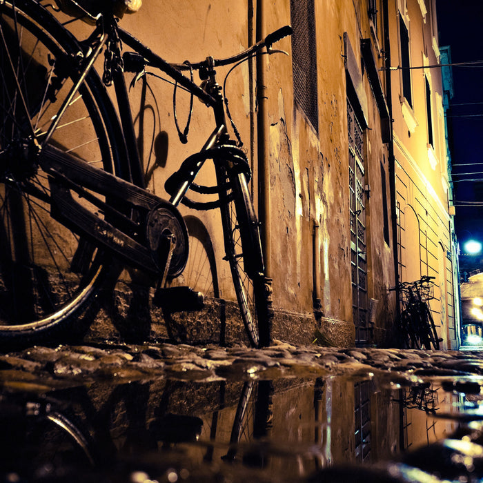 Seitengasse mit Fahrrad, Glasbild Quadratisch