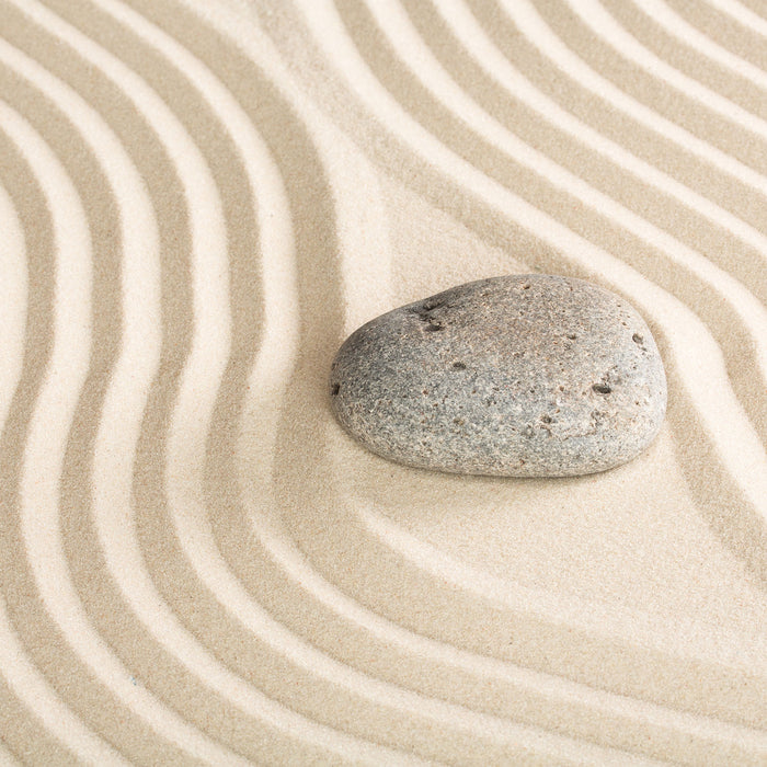 Steine in Sand mit Muster, Glasbild Quadratisch