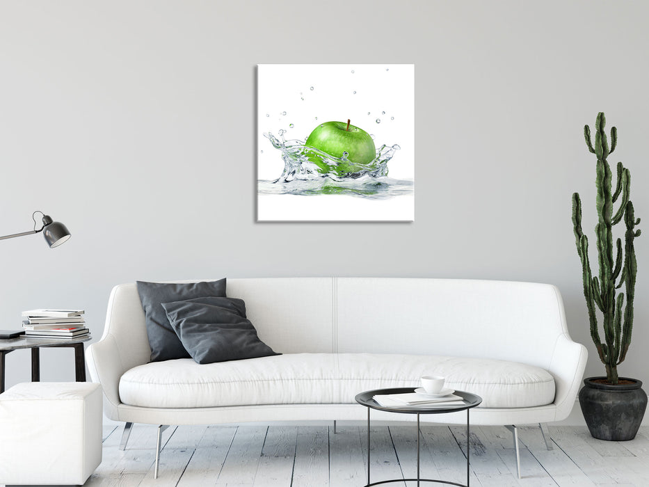 Grüner Apfel fällt in Wasser, Glasbild Quadratisch