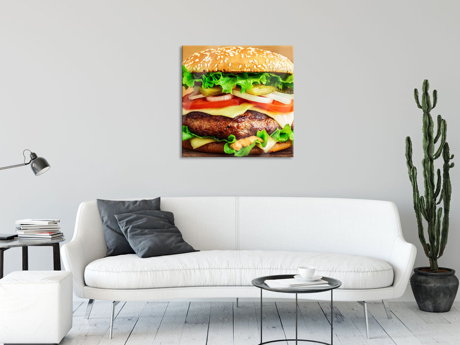 Köstlicher Burger auf Holztisch, Glasbild Quadratisch