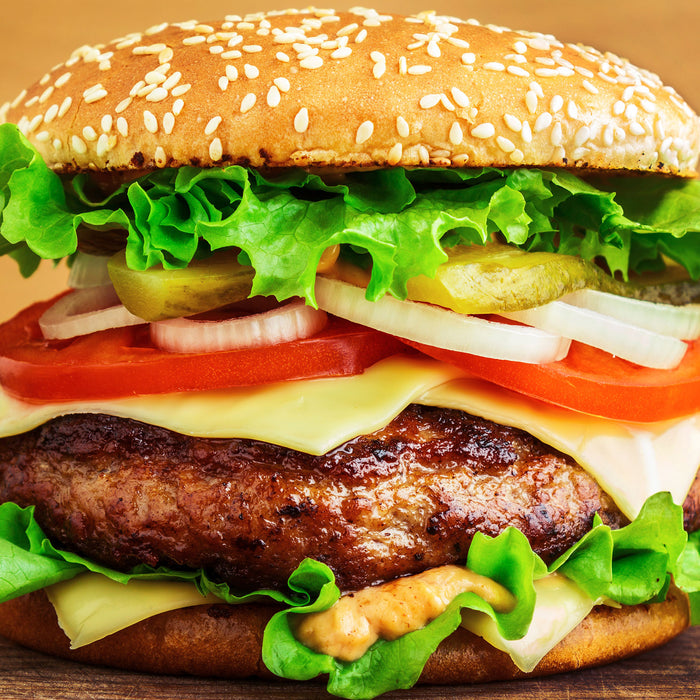 Köstlicher Burger auf Holztisch, Glasbild Quadratisch