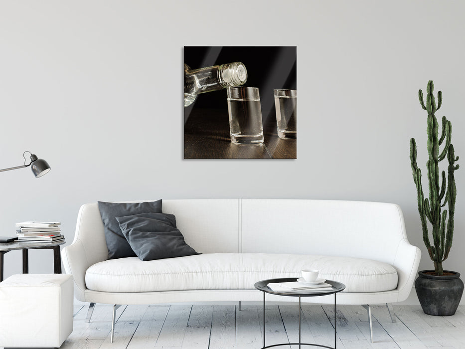 Vodka wird eingeschenkt, Glasbild Quadratisch