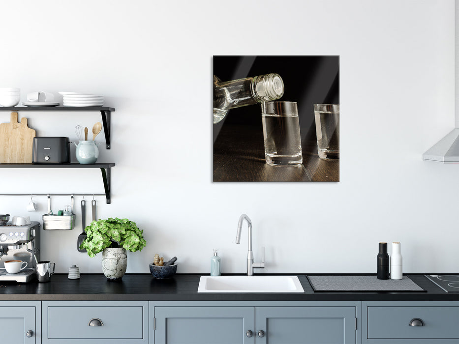 Vodka wird eingeschenkt, Glasbild Quadratisch