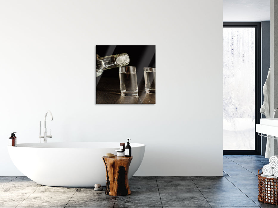 Vodka wird eingeschenkt, Glasbild Quadratisch