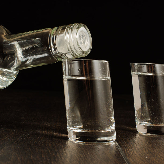 Vodka wird eingeschenkt, Glasbild Quadratisch