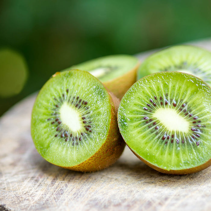 Leckere aufgeschnittene Kiwis, Glasbild Quadratisch