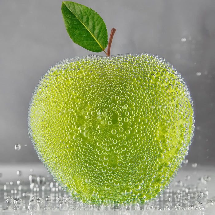 Grüner leckerer Apfel im Wasser, Glasbild Quadratisch