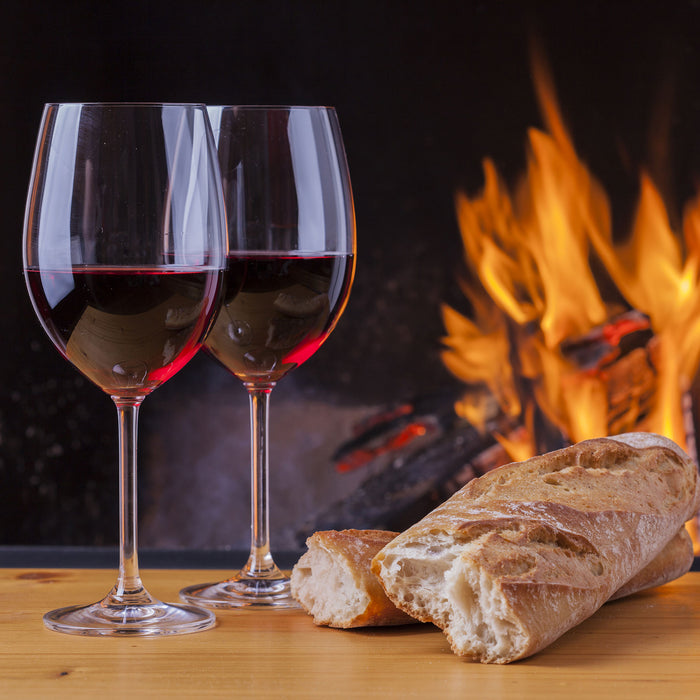 Zwei Gläser Wein mit Baguette, Glasbild Quadratisch