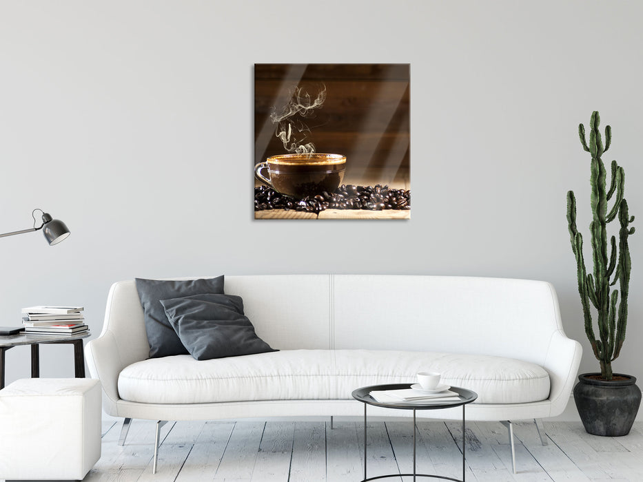 Kaffee zwischen Kaffeebohnen, Glasbild Quadratisch