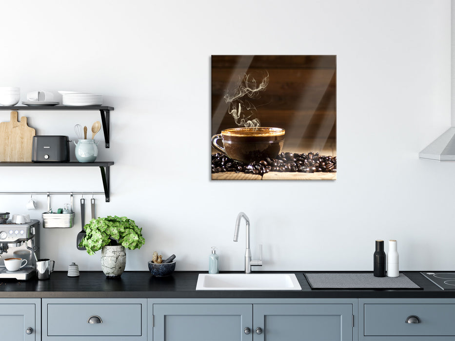 Kaffee zwischen Kaffeebohnen, Glasbild Quadratisch