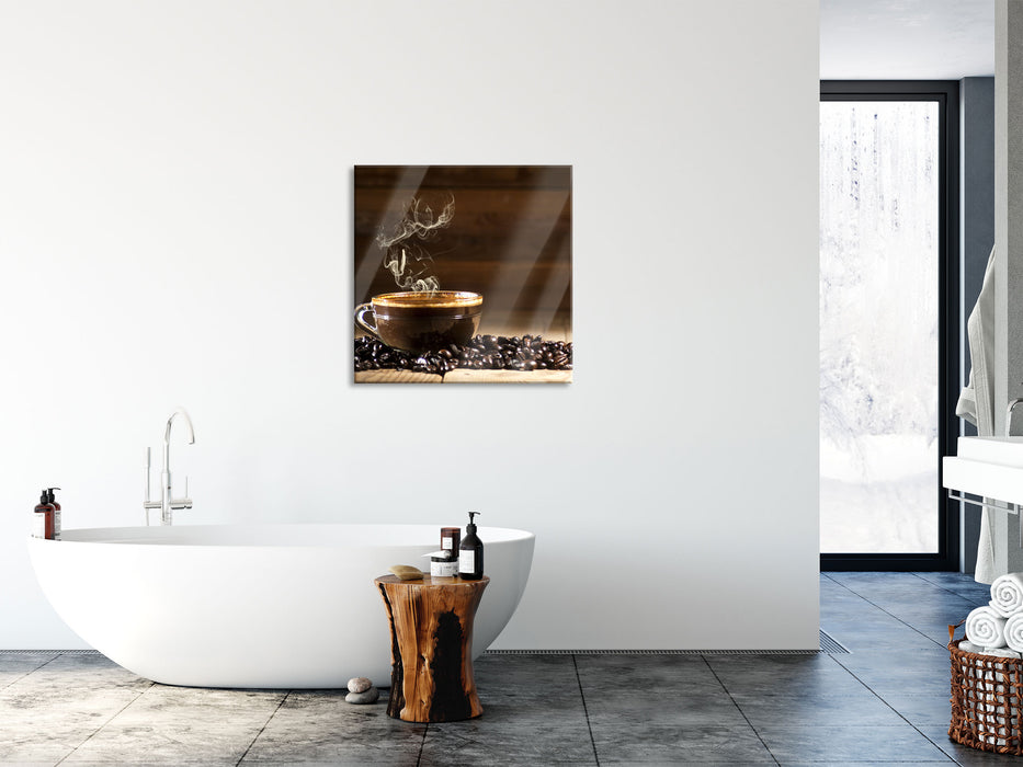 Kaffee zwischen Kaffeebohnen, Glasbild Quadratisch