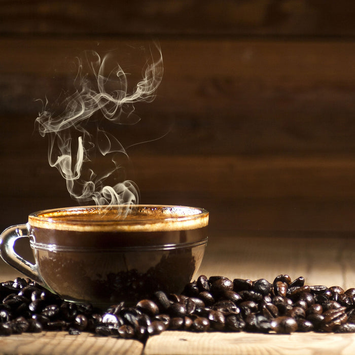 Kaffee zwischen Kaffeebohnen, Glasbild Quadratisch