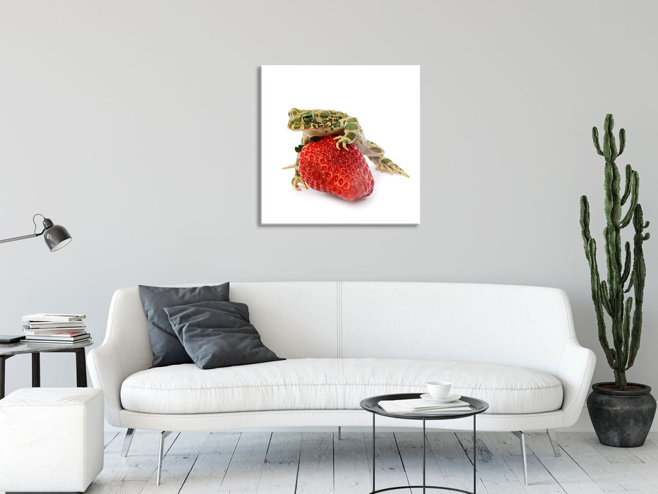 Kleiner Frosch sitzt auf Erdbeere, Glasbild Quadratisch