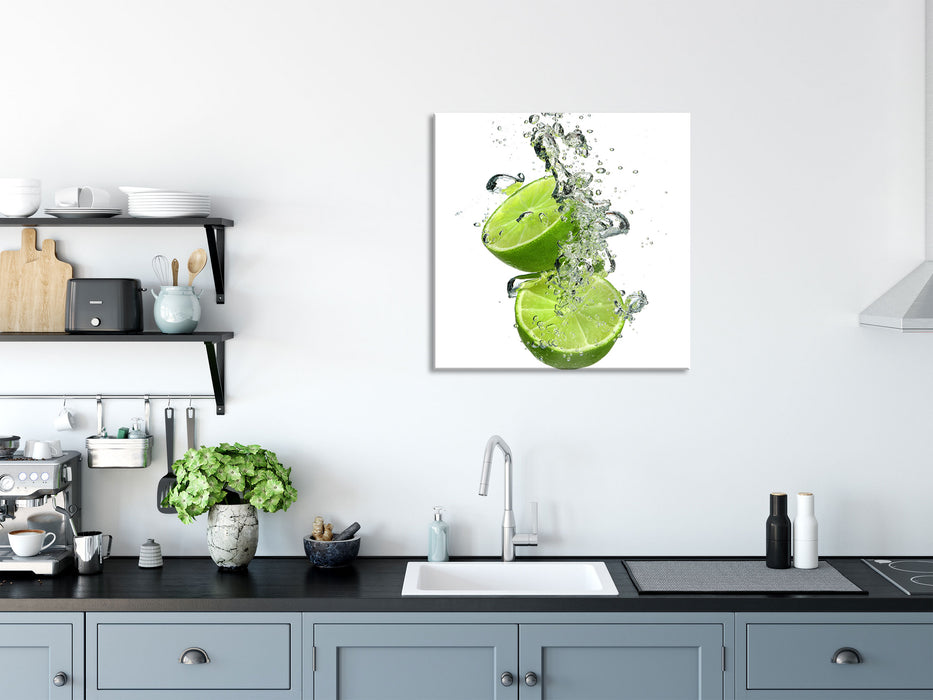 Limette fällt in das Wasser, Glasbild Quadratisch