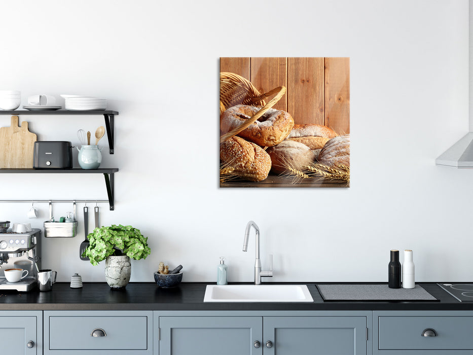 Korb mit leckerem frischen Brot, Glasbild Quadratisch