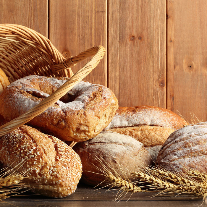 Korb mit leckerem frischen Brot, Glasbild Quadratisch