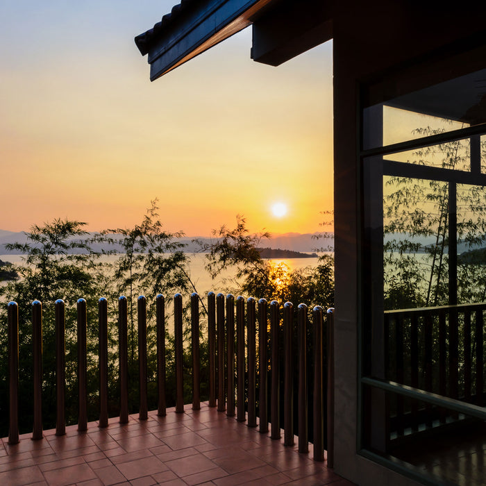 Haus am See bei Sonnenuntergang, Glasbild Quadratisch