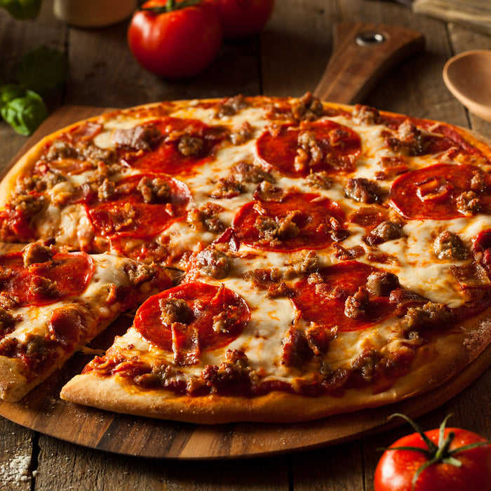Pizza mit Salami und Tomaten, Glasbild Quadratisch