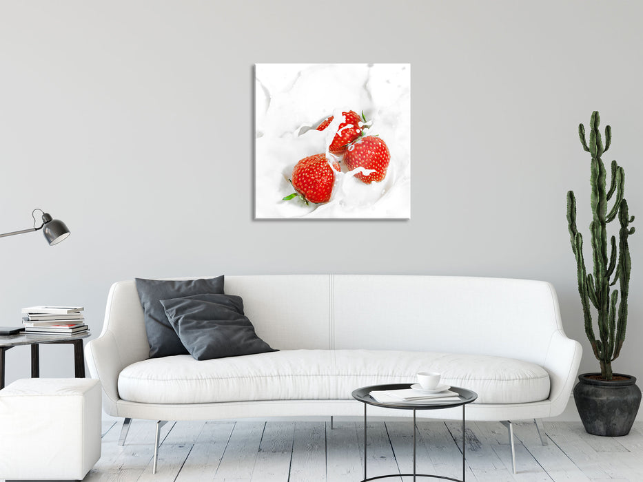 Leckere Erdbeeren in Milch, Glasbild Quadratisch