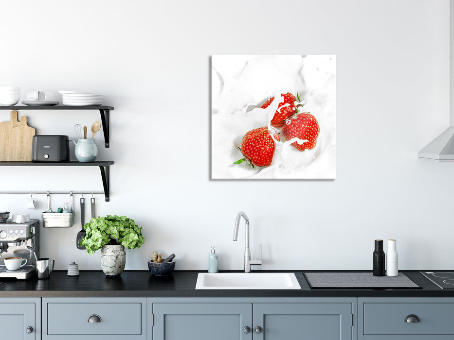 Leckere Erdbeeren in Milch, Glasbild Quadratisch