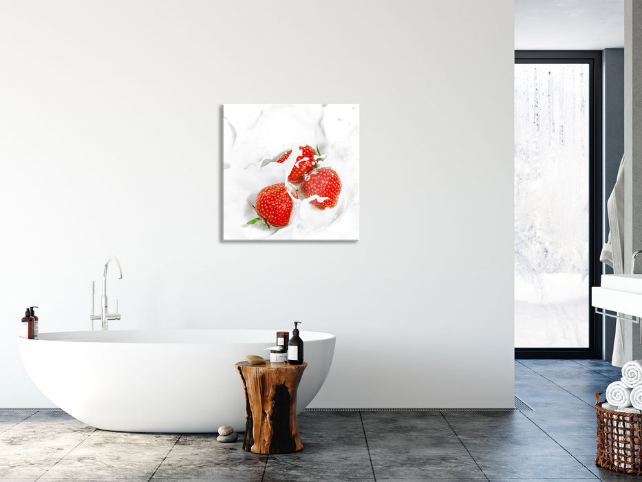 Leckere Erdbeeren in Milch, Glasbild Quadratisch