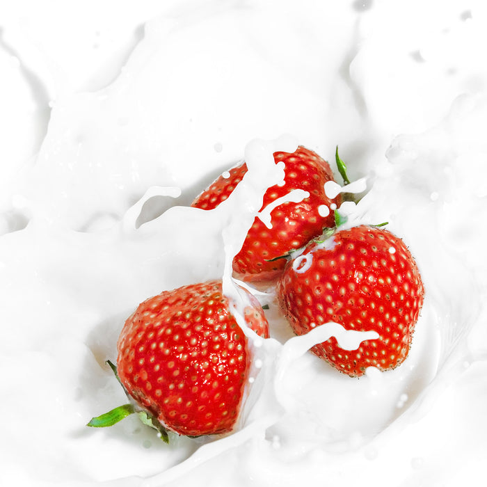 Leckere Erdbeeren in Milch, Glasbild Quadratisch