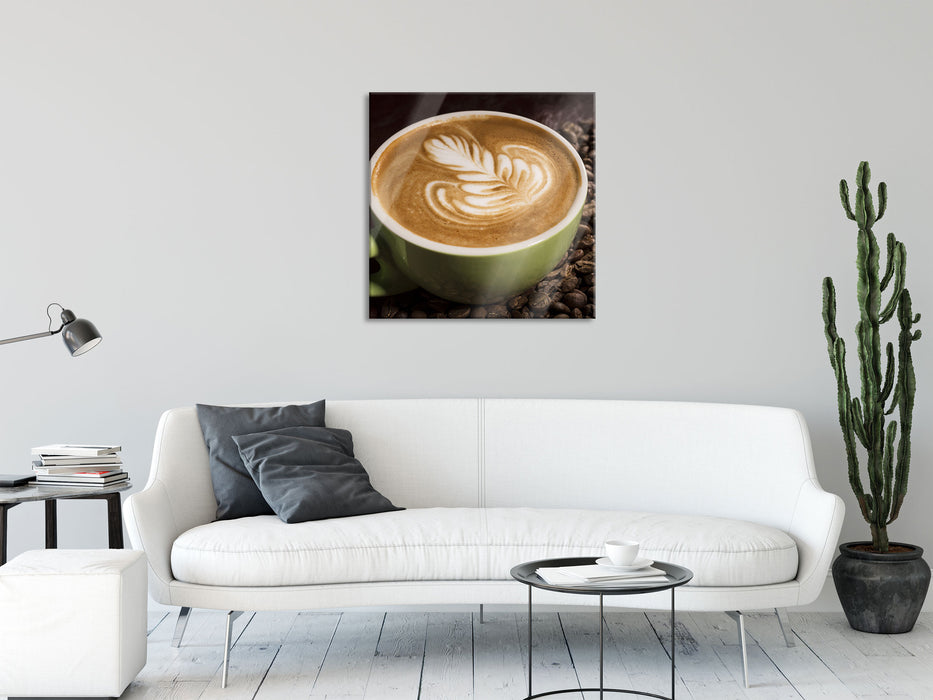 Cappucino zwischen Kaffeebohnen, Glasbild Quadratisch
