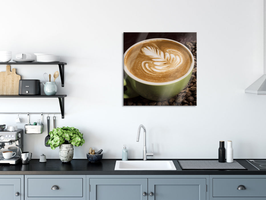 Cappucino zwischen Kaffeebohnen, Glasbild Quadratisch