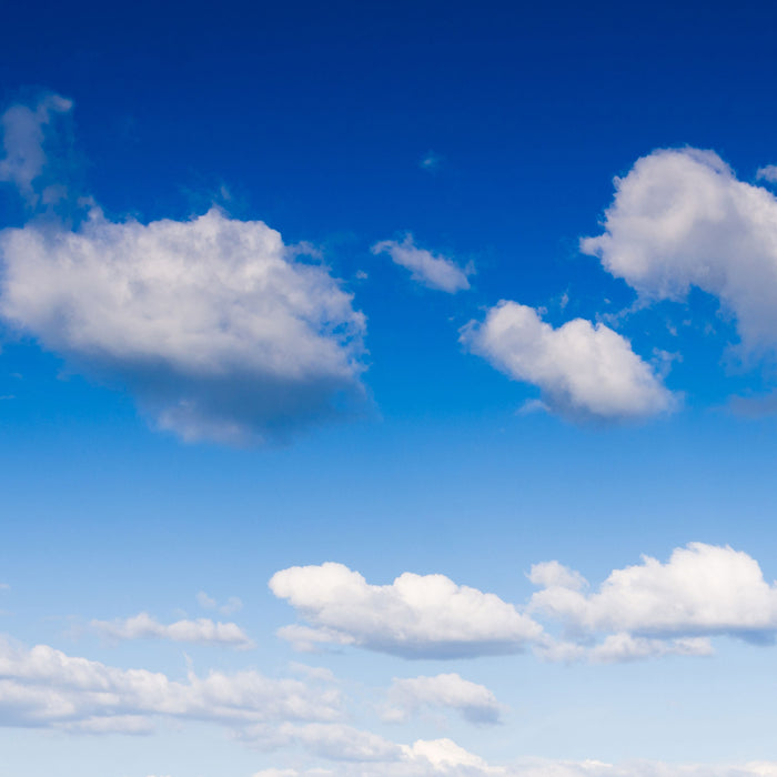 Wolken am blauen Himmel, Glasbild Quadratisch