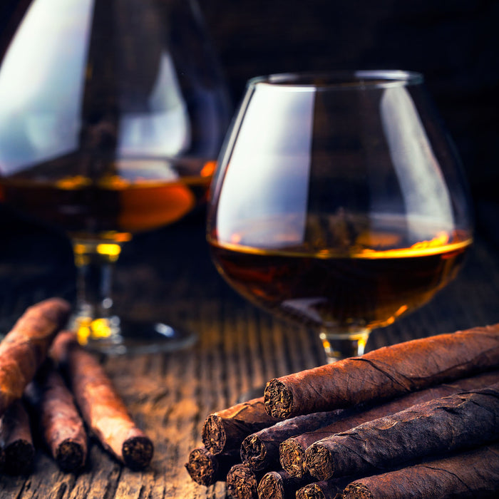 Whisky mit Zigarre, Glasbild Quadratisch