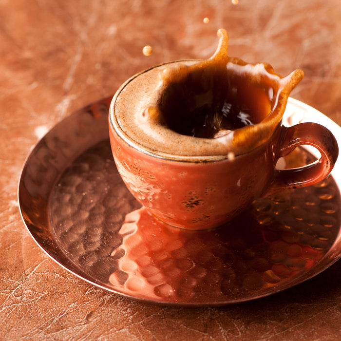 Kaffee spritzt aus Tasse, Glasbild Quadratisch