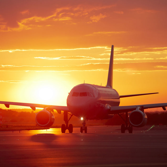 Flugzeug im Sonnenuntergang, Glasbild Quadratisch