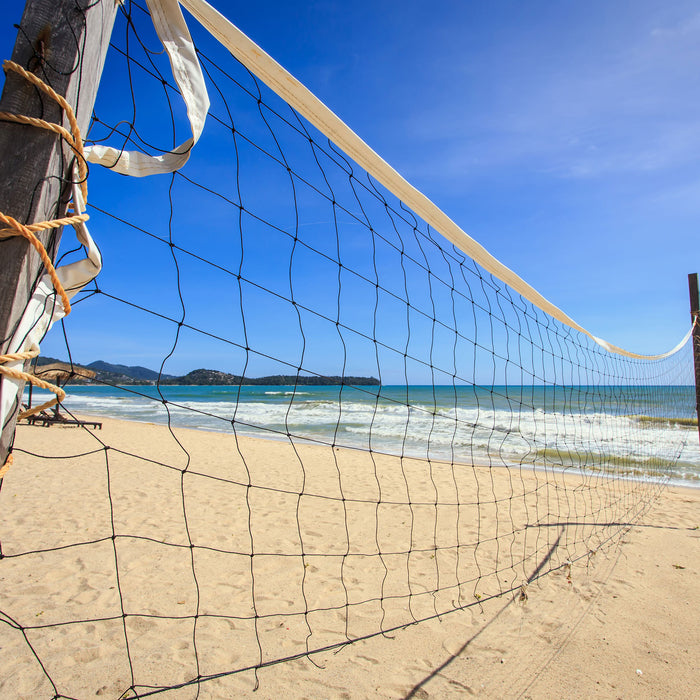 Volleyballnetz am Strand, Glasbild Quadratisch