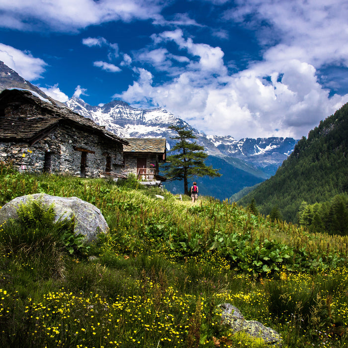 Wunderschöne Berghütte, Glasbild Quadratisch