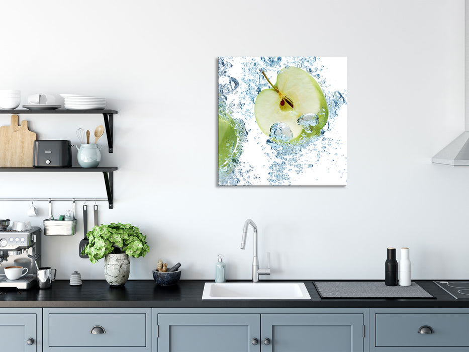 Frische Apfelscheiben im Wasser, Glasbild Quadratisch