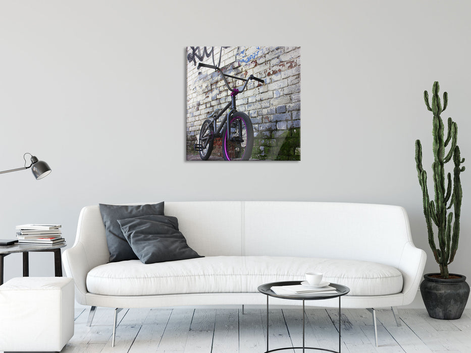 Fahrrad vor Graffitiwand, Glasbild Quadratisch