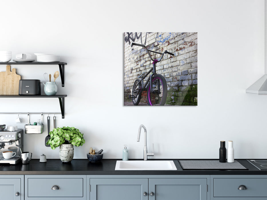 Fahrrad vor Graffitiwand, Glasbild Quadratisch