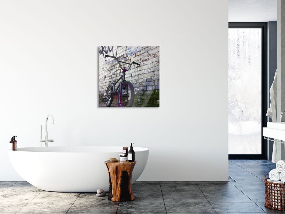 Fahrrad vor Graffitiwand, Glasbild Quadratisch