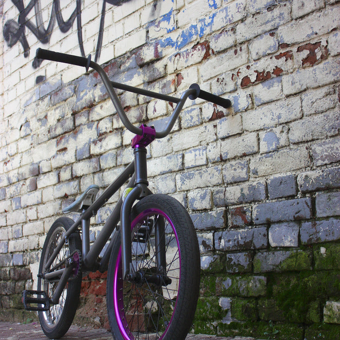 Fahrrad vor Graffitiwand, Glasbild Quadratisch