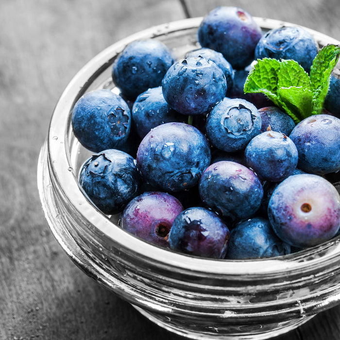 Schale voller Heidelbeeren, Glasbild Quadratisch