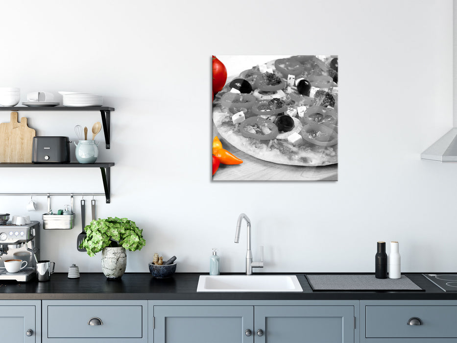 Pizza mit Oliven und Hirtenkäse, Glasbild Quadratisch