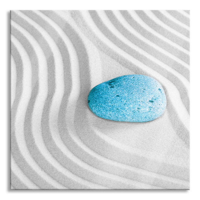 Ein Stein im Sand mit Wellenmuster, Glasbild Quadratisch